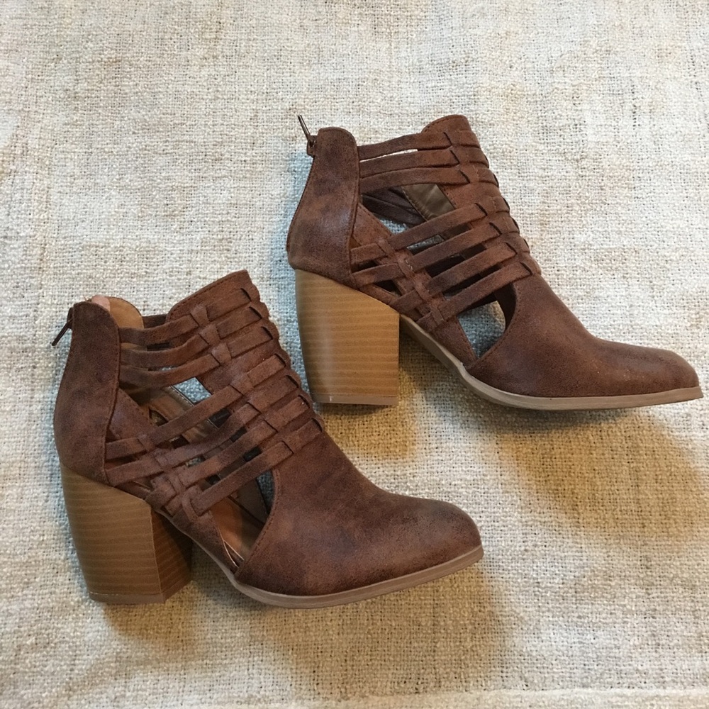 Qupid woman brown dress shoe/boot size 7 LN