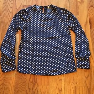 🛍NWOT Navy and White Polka dot top.🛍