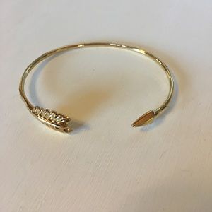 Like New Stella and Dot Gold Arrow Bracelet