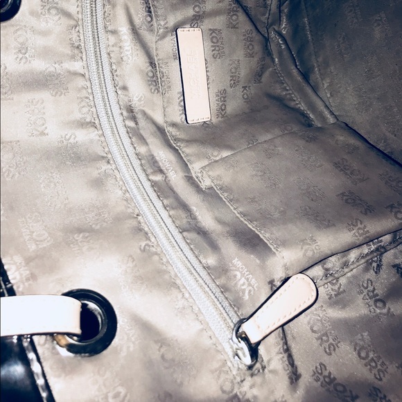 Michael Kors purse 👜💕 - Picture 5 of 5