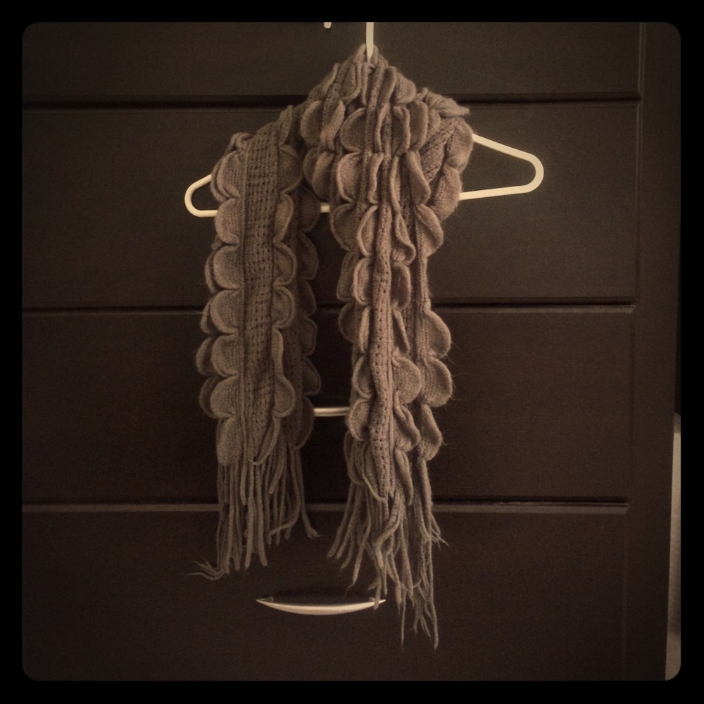 Scalloped gray loose scarf
