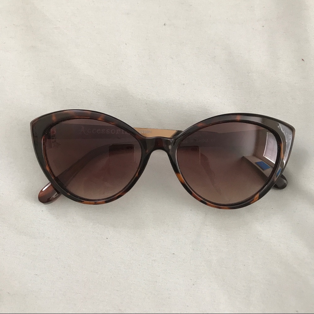 Retro cat-eye sunglasses