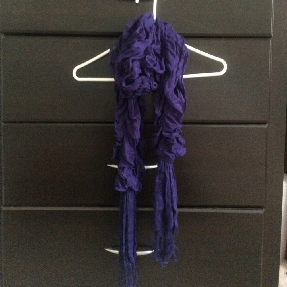 Bunch loose navy blue scarf