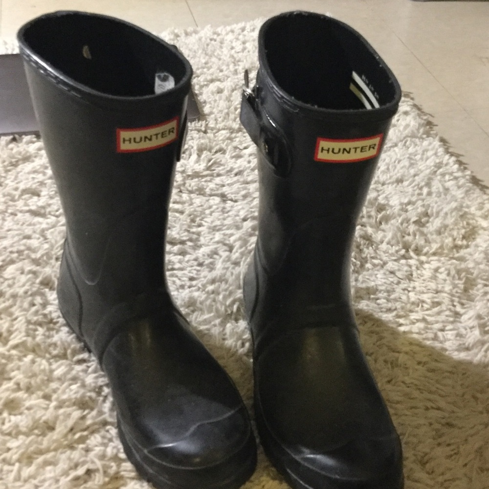 Short black hunter boots