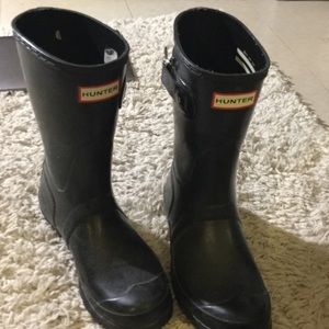 Short black hunter boots