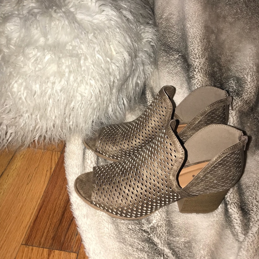 Cute fall booties 🎃 never worn