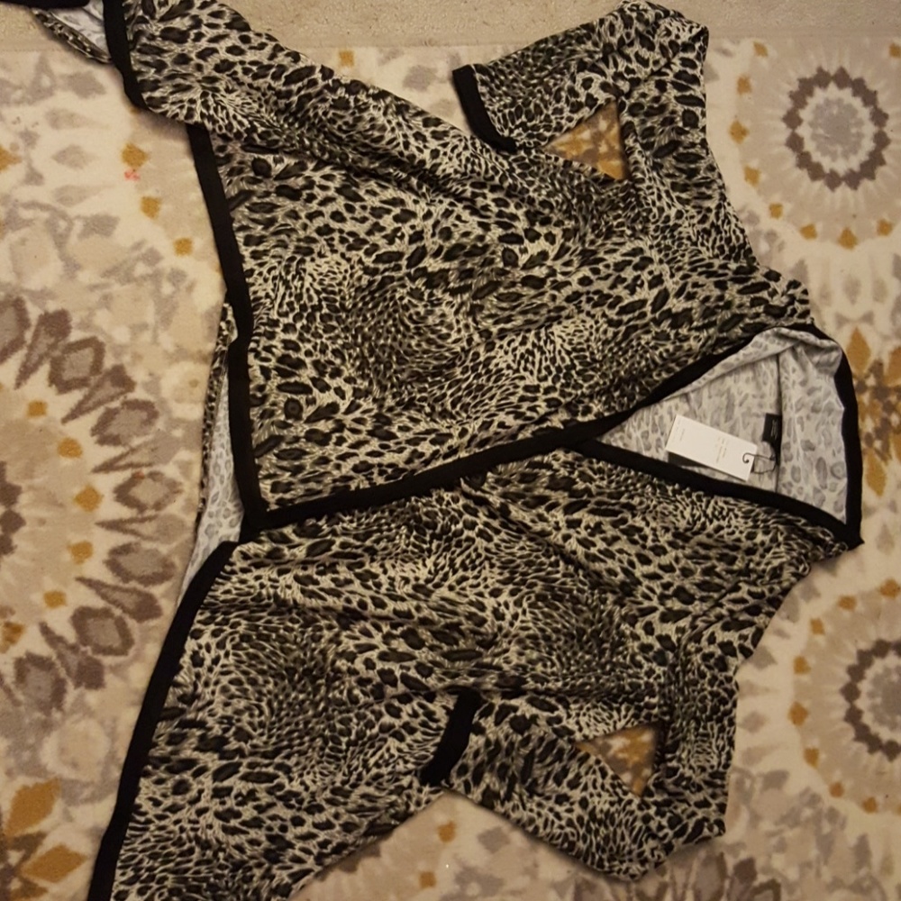 NET BCBG $180 XL Snow Leopard wrap