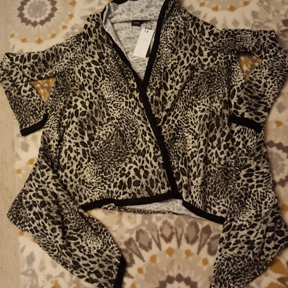 NET BCBG $180 XL Snow Leopard wrap - Picture 2 of 4