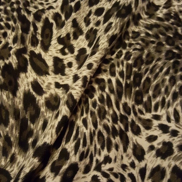 NET BCBG $180 XL Snow Leopard wrap - Picture 3 of 4