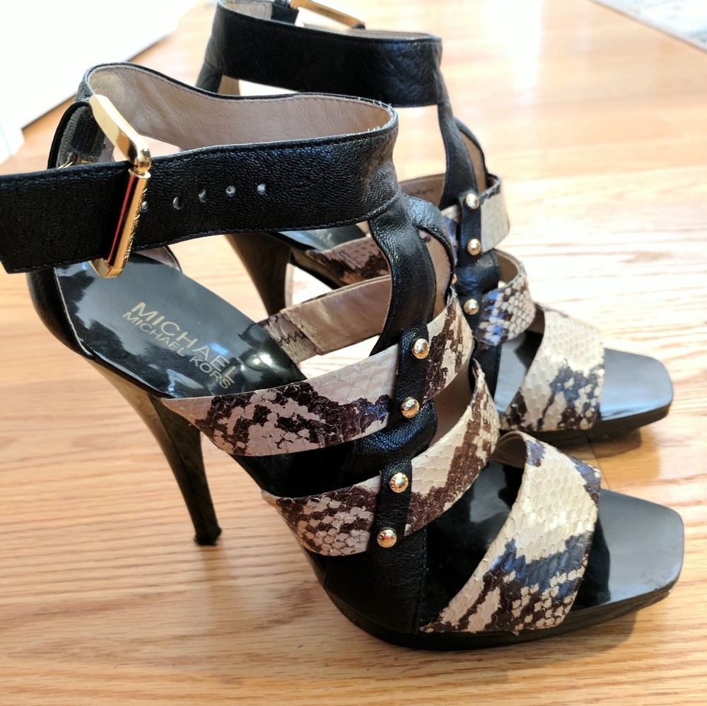 Michael Kors NEVER WORN snakeskin printed pumps