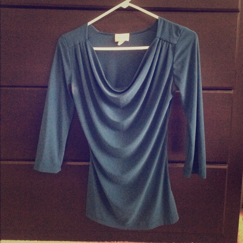 Quarter sleeve scoop neck blouse