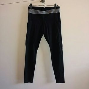 Black ankle-length leggings with wide pockets