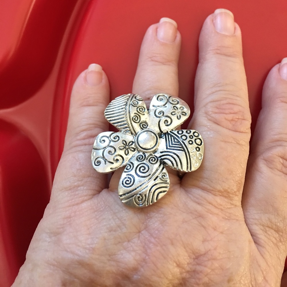 Flower stretch Ring.  Silver and black