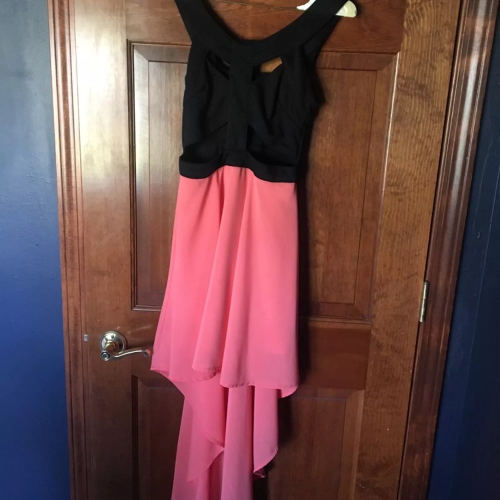 High low cut out dress 💗🖤 - Picture 2 of 4