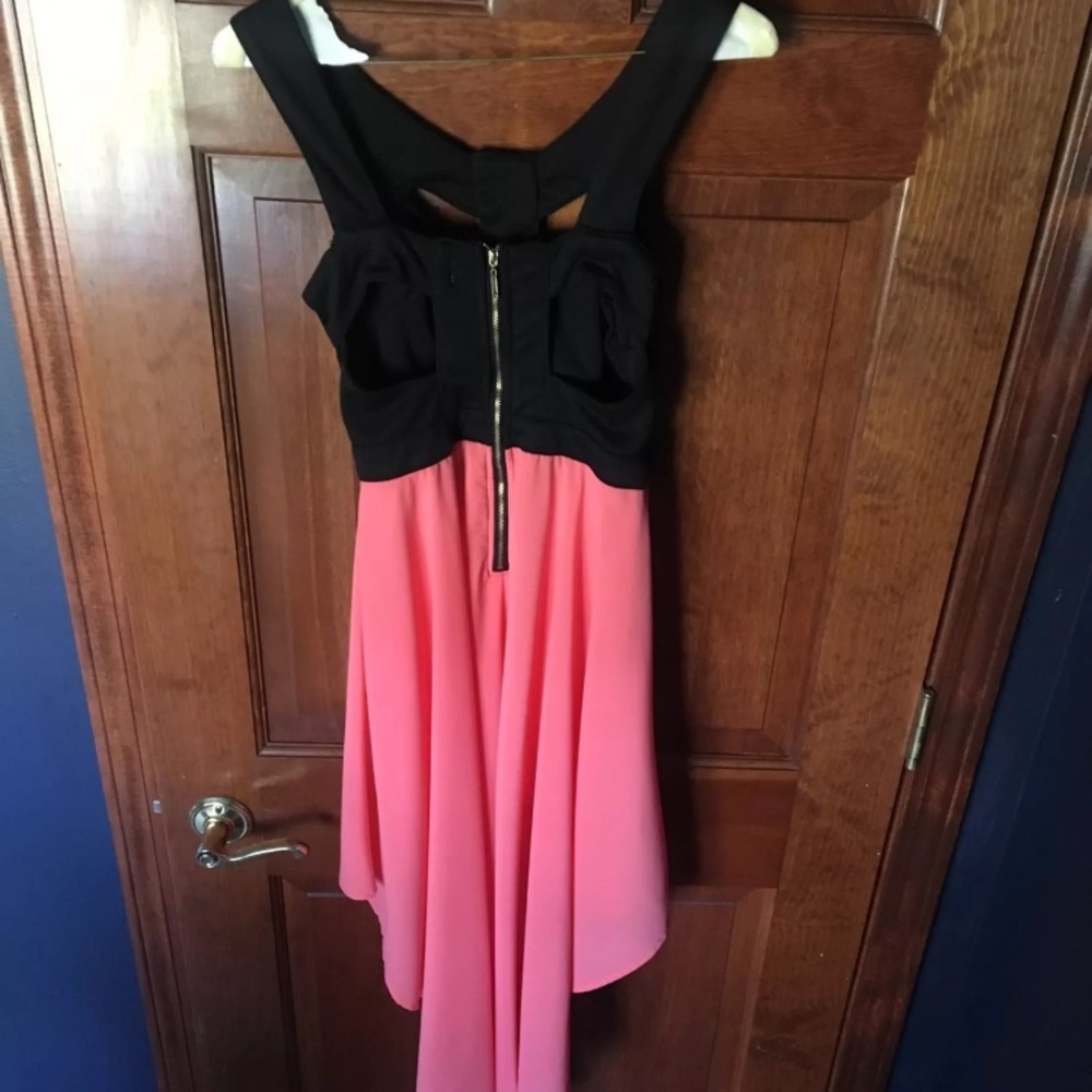 High low cut out dress 💗🖤 - Picture 4 of 4