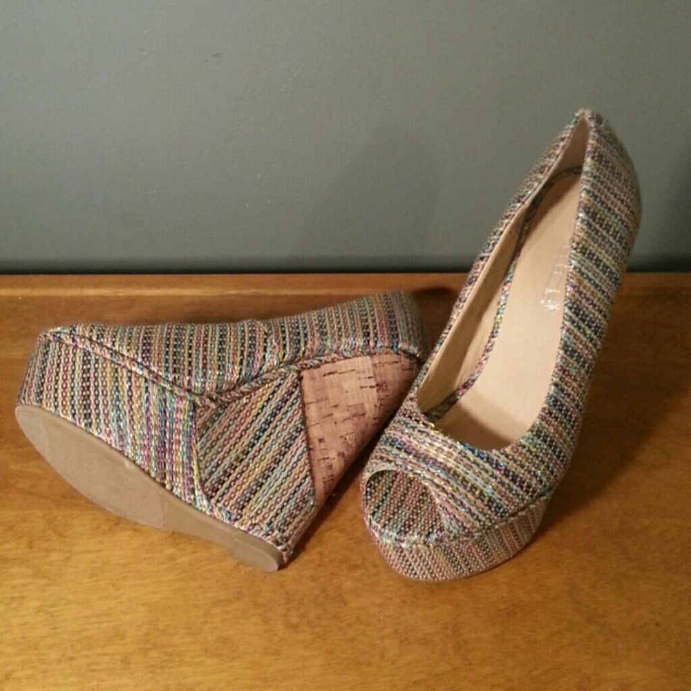 Unique multi colored wedges 7.5