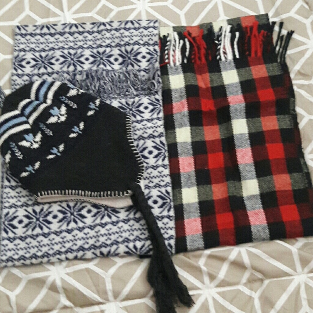 2 scarfs/  1 hat