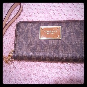 michael kors wristlet