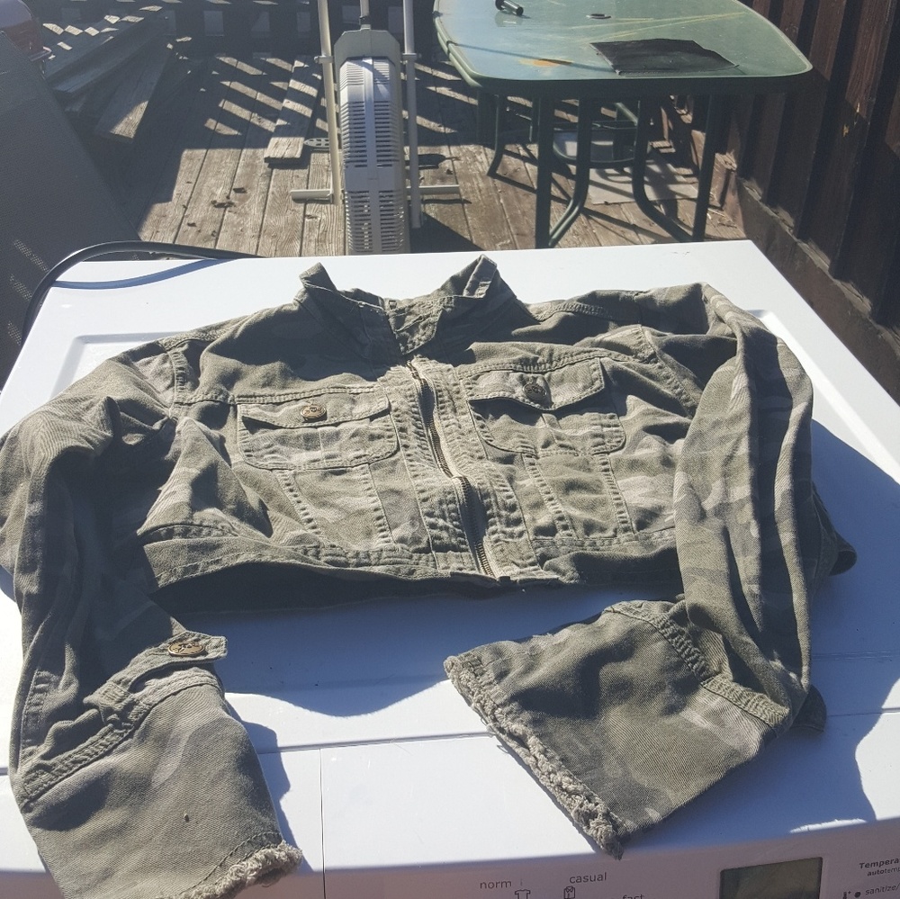 Cropped camoflauge military jacket.