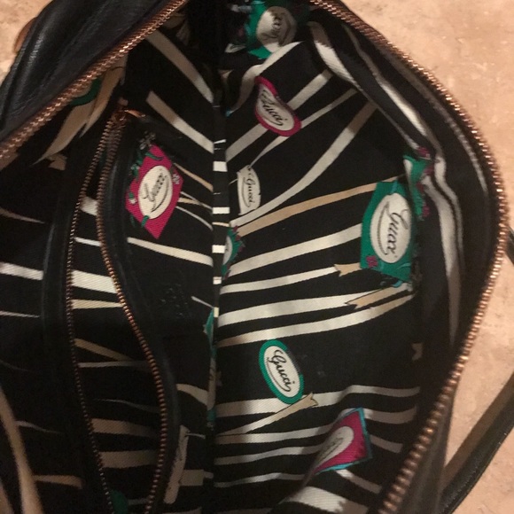 Gucci black handbag with wooden zipper pulls. - Picture 2 of 3