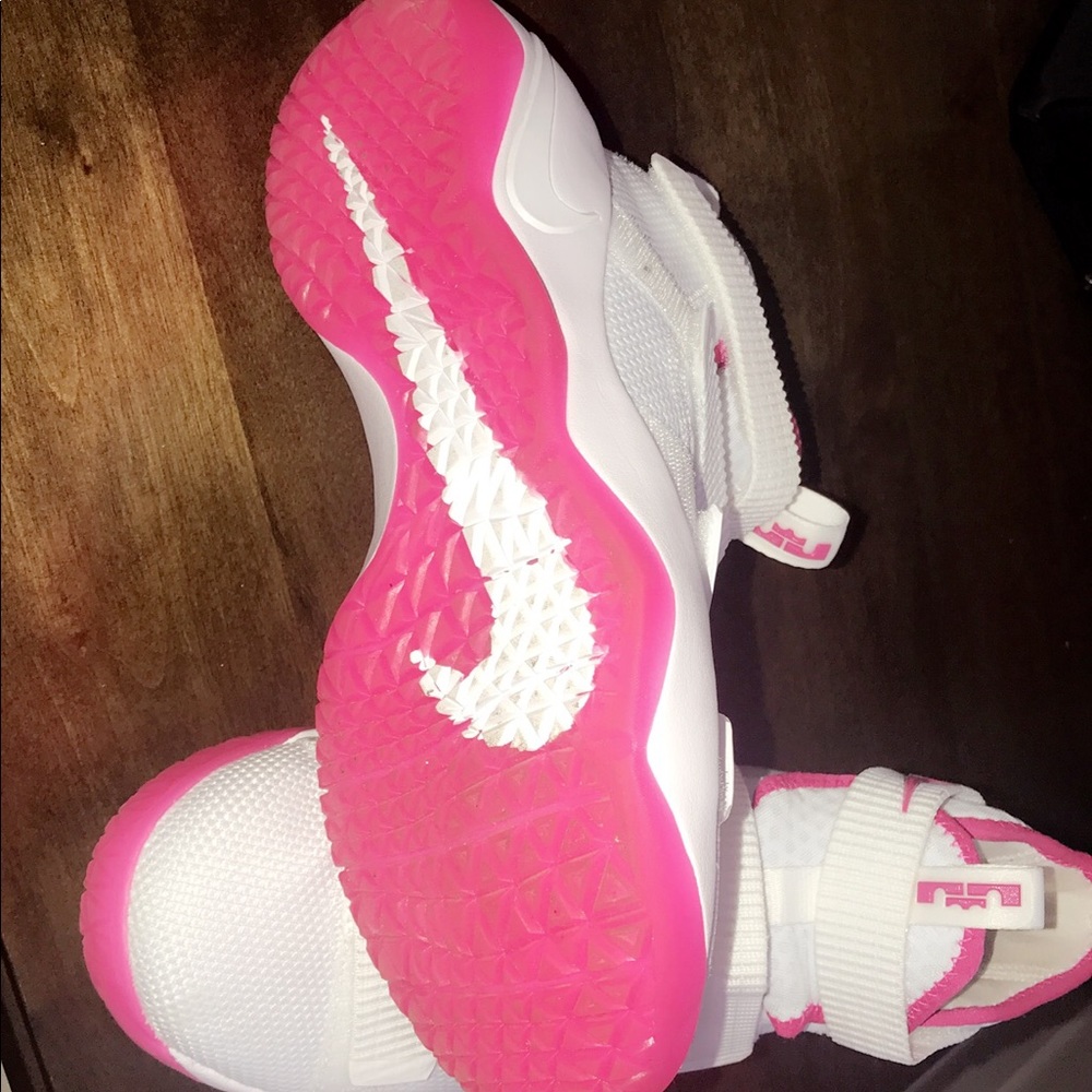 Lebron soldier breast cancer awareness colorway