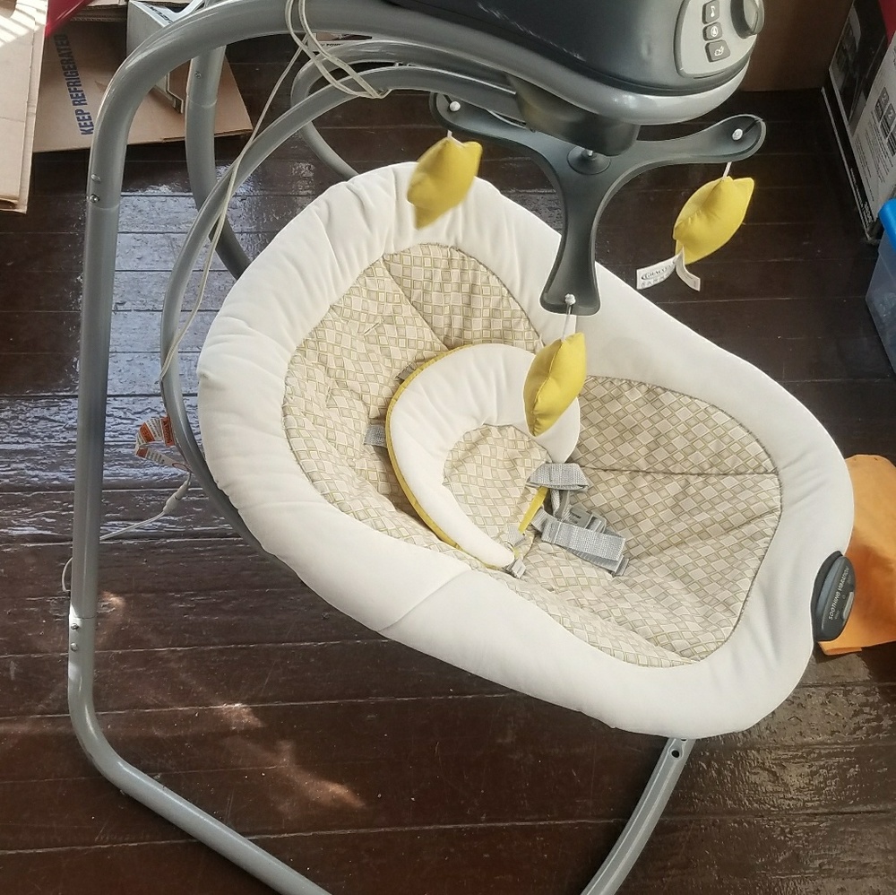 Graco Baby Rocker Swing - Picture 2 of 3