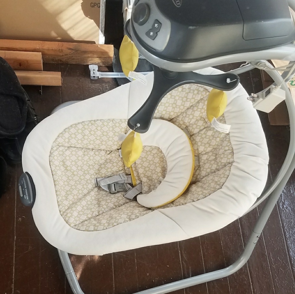 Graco Baby Rocker Swing - Picture 3 of 3