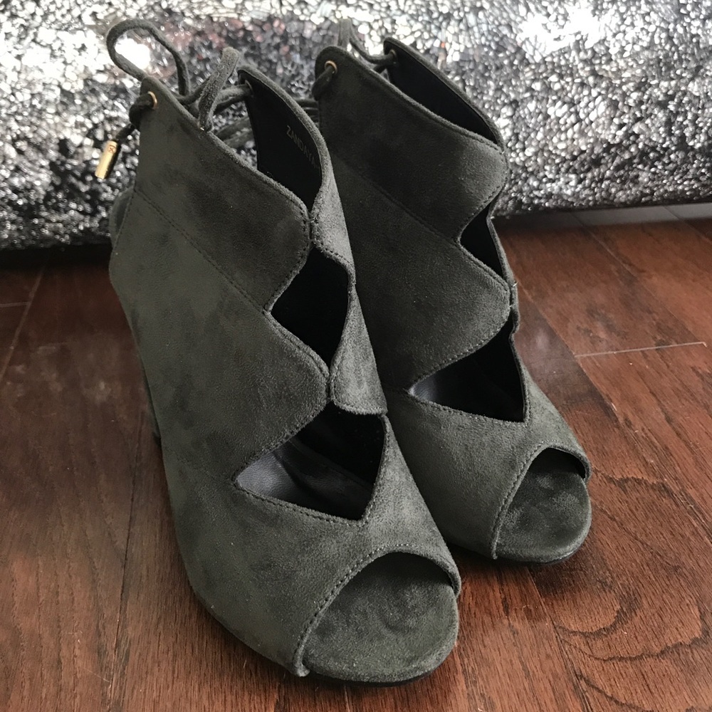 NWOT 6.5 olive suede peep toe booties