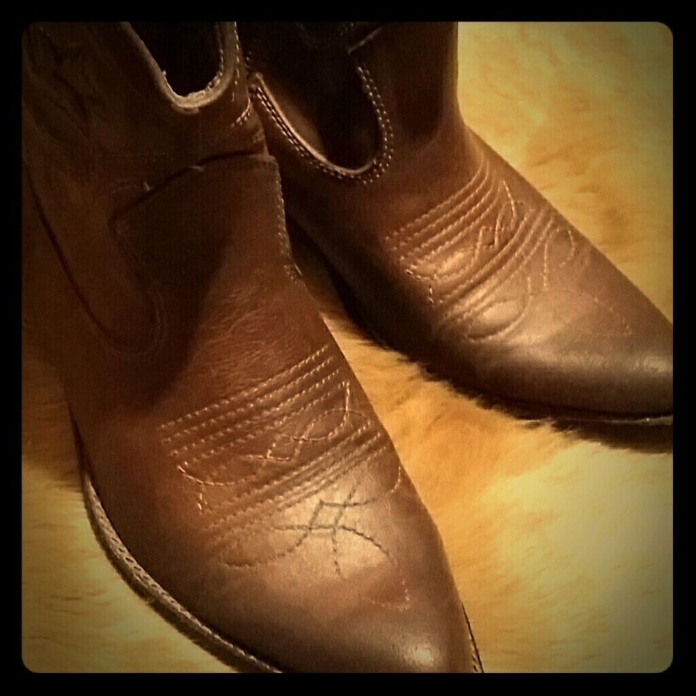 Leather brown western  ankle boots zip