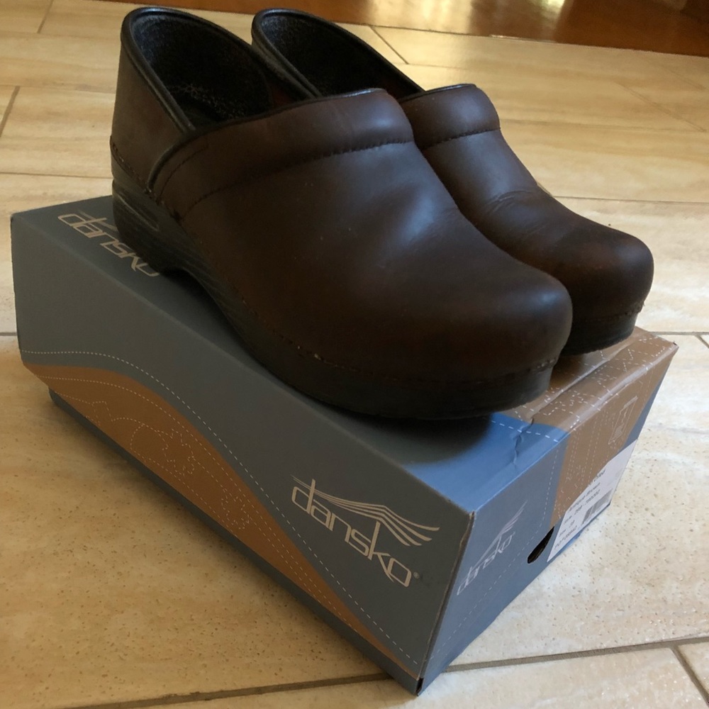 Dansko Women's Wide Pro Mule, Brown