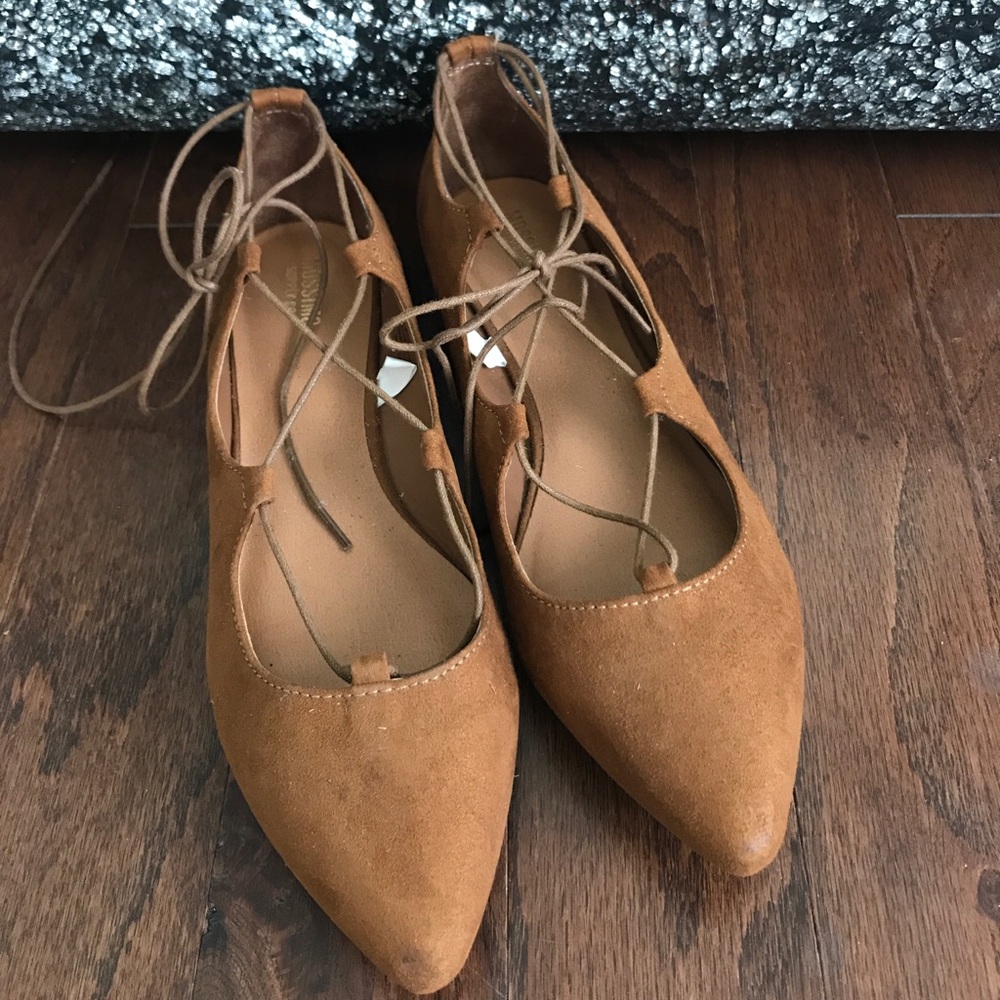 NWOT tan lace up flats