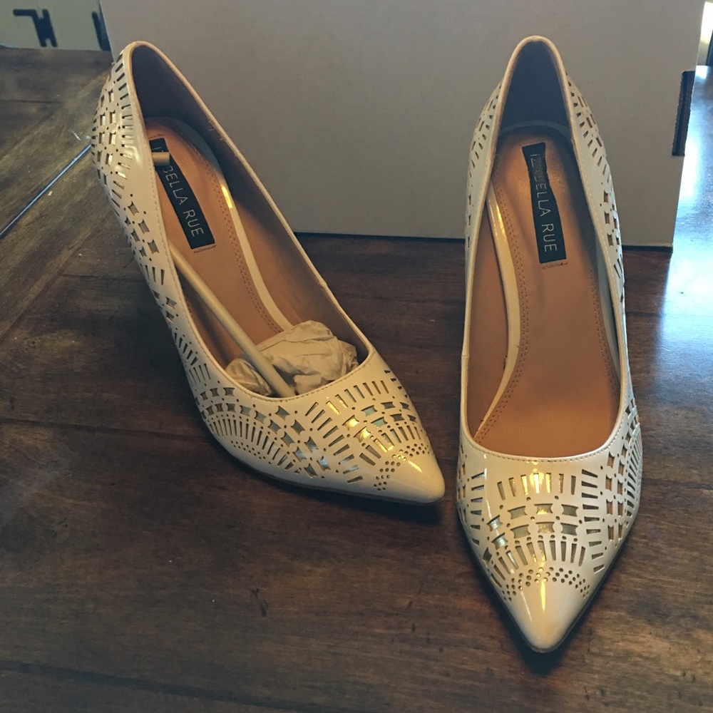 Sidara shoe by Izabella Rue. White and Gold sz 9