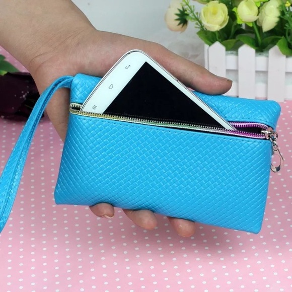 New💓 Mini Black Wristlet - Picture 2 of 3