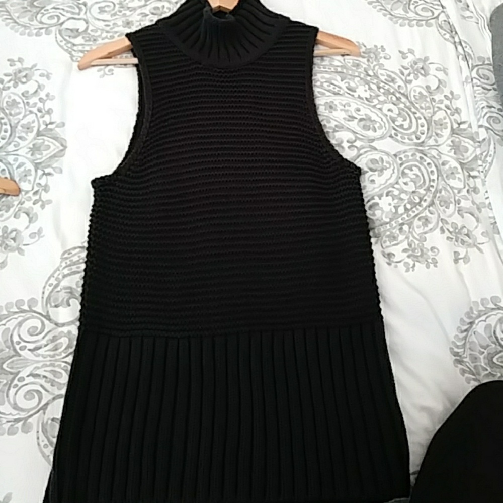 Gap sweater tank black