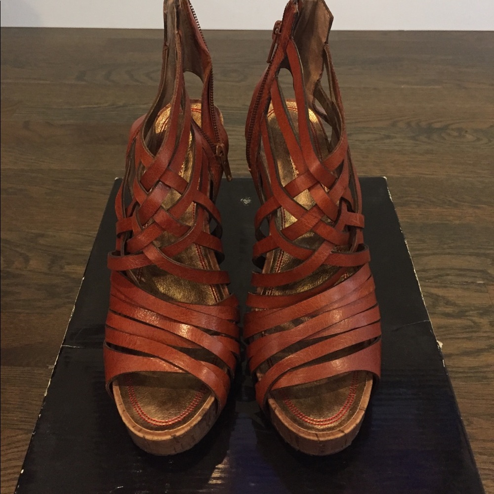 Brown leathery strappy shoe