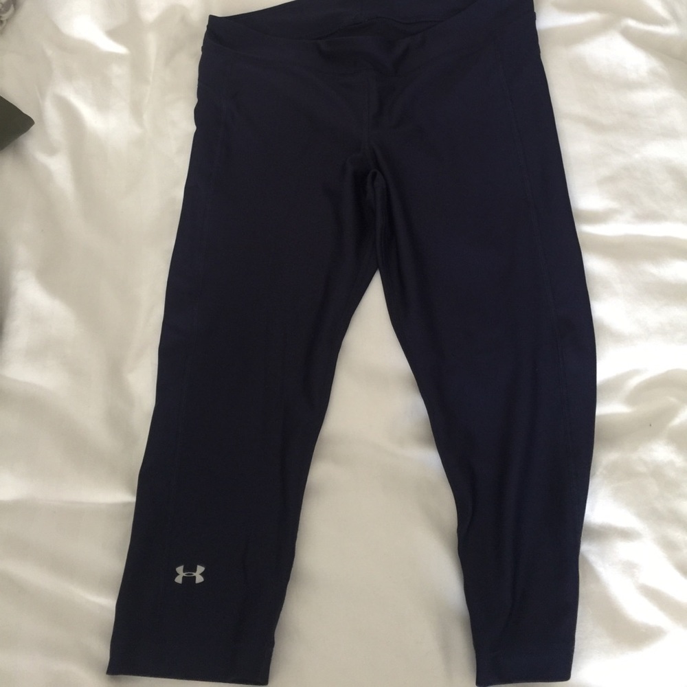 Size M Under armor crop