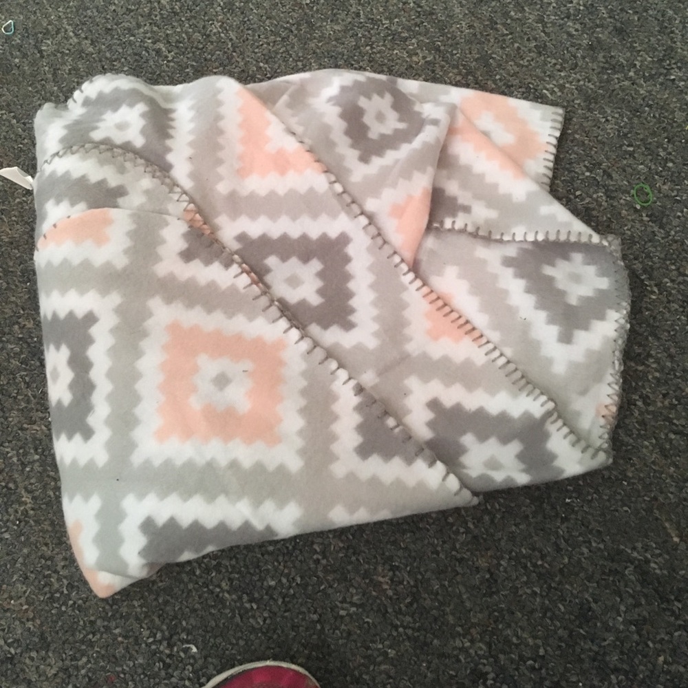 I’m selling this great blanket it’s really soft!