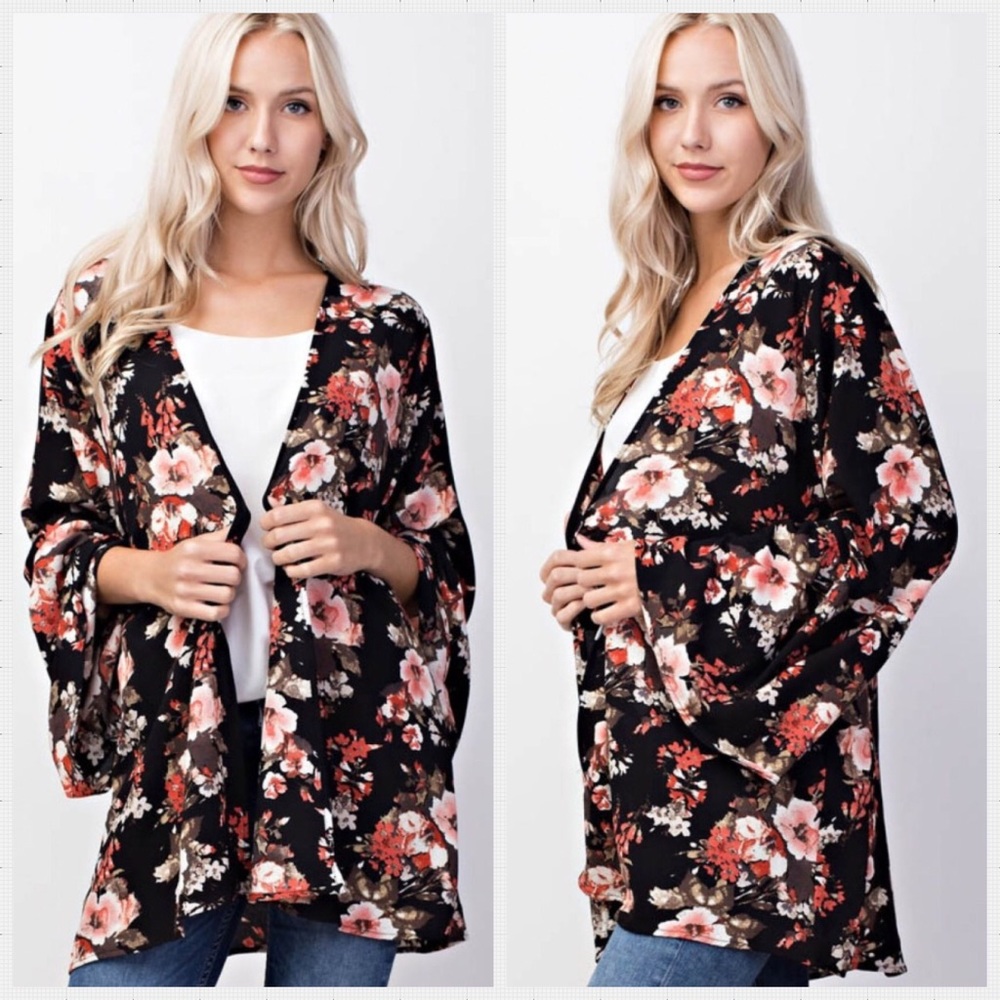 🍂ARRIVED🍂 Black floral kimono. SML