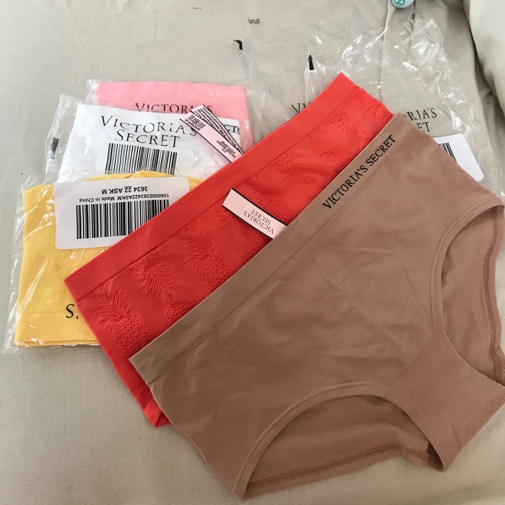 NWT Victoria’s Secret seamless hiphug  pineapple