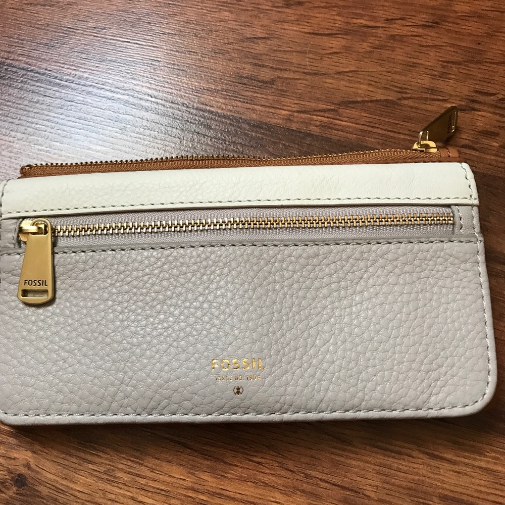 ✨NWT Fossil Wallet✨