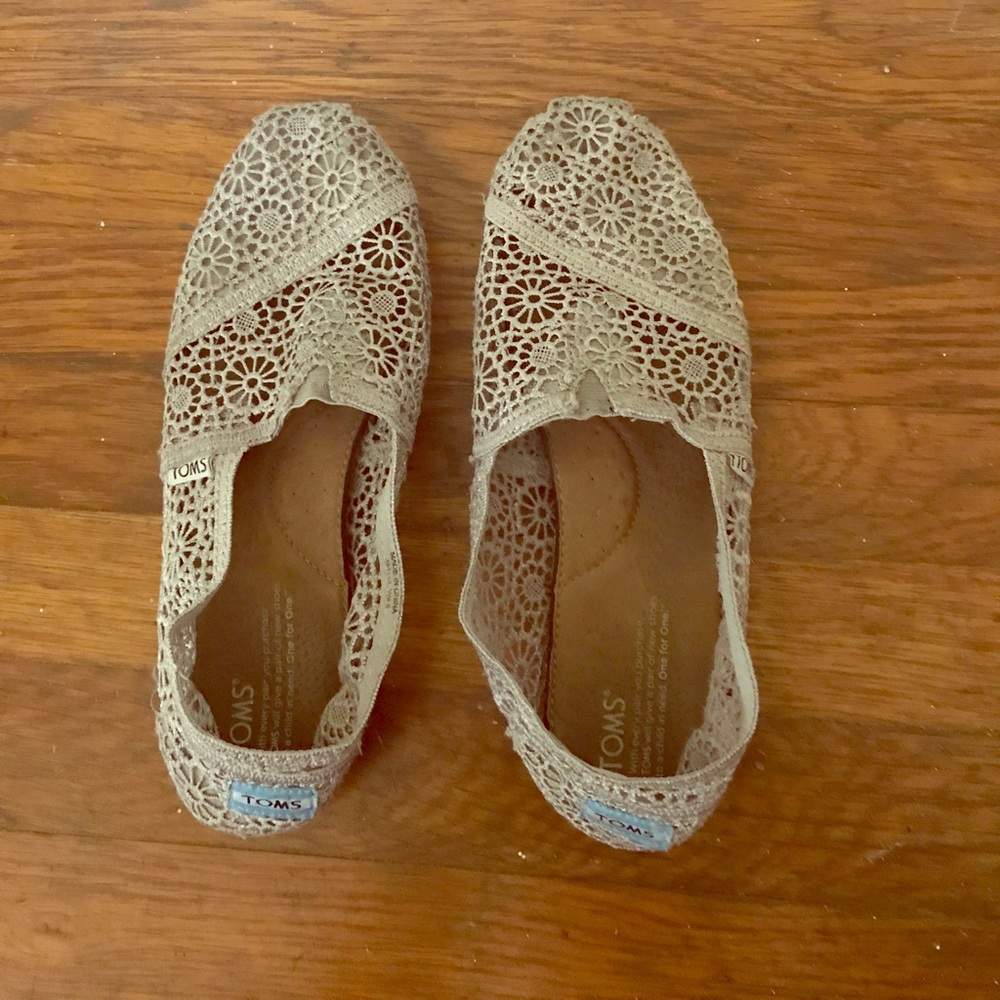 Grey lace Toms