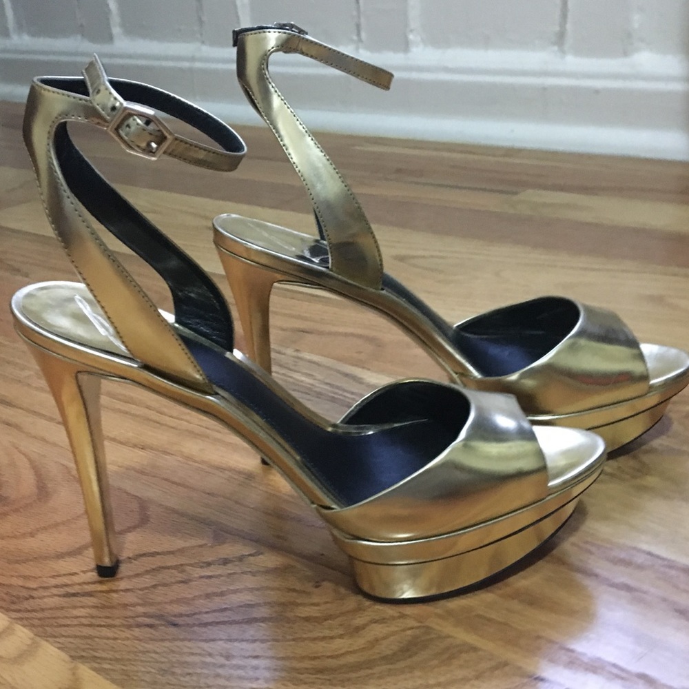 NWOT! Brian Atwood Gold Femme Fatale Pumps 👠