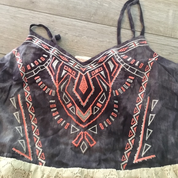 Tribal lace dress - Picture 3 of 5