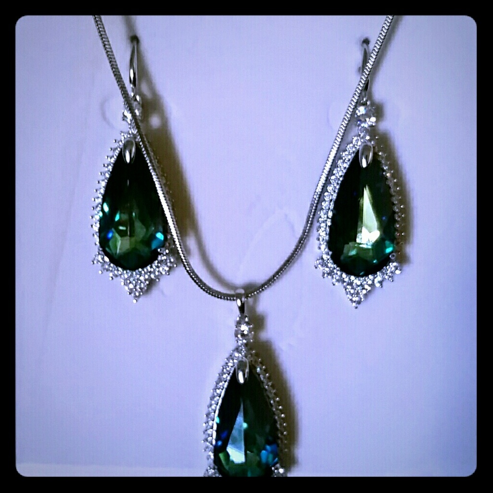Sophisticated necklace and earrings set