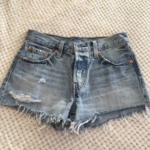 EUC Levi's size 25 mid rise denim short shorts! EUC Levi's size 25 mid rise denim short shorts!