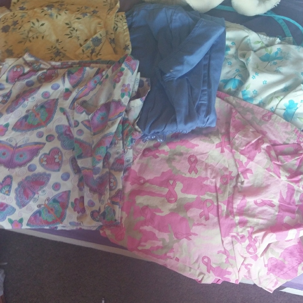 5 medium scrub short sleeved tops