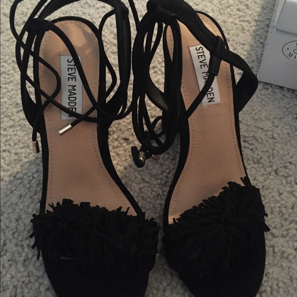 Black sandal with fringe front