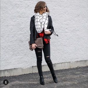 Black distressed skinny jeans