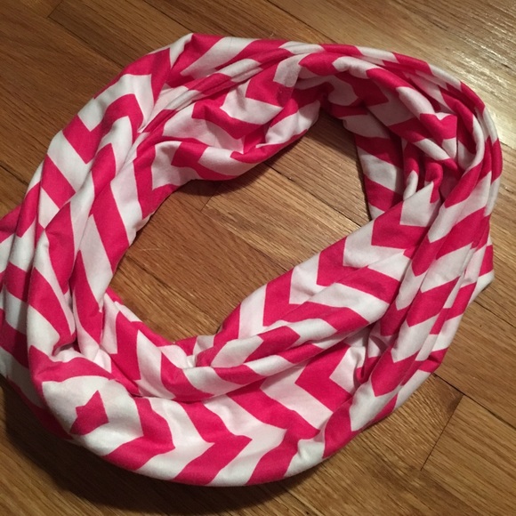 Pink chevron infinity scarf - Picture 4 of 5