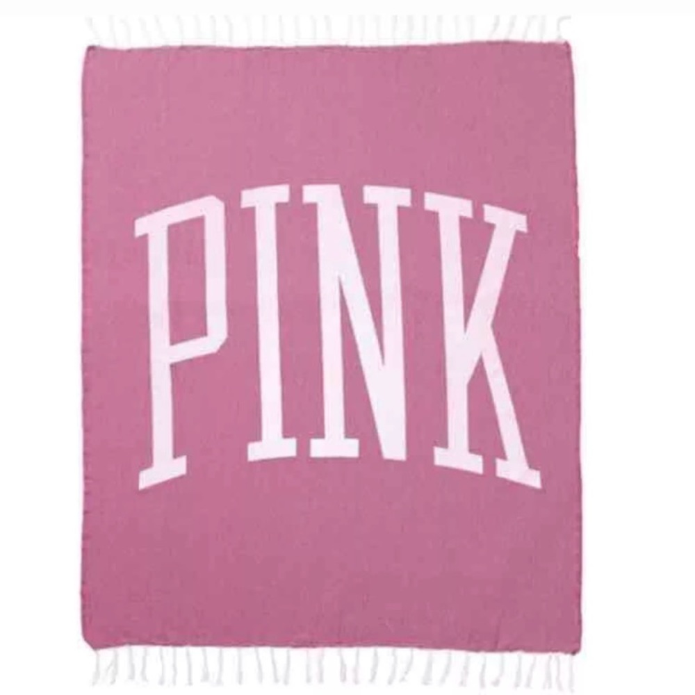 NWT Victoria’s Secret Pink dahlia beach blanket